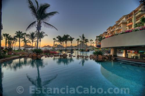 Villa La Estancia Swim-up Bar
